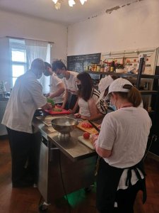 Održana 6. kuharska radionica u okviru projekta „MI SMO OVDJE – UKLJUČENI“